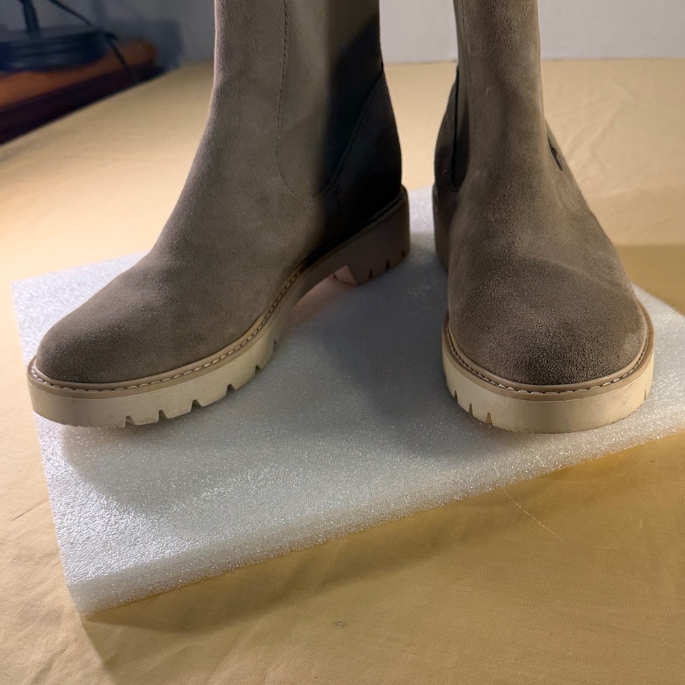 Doice Vita suede Chelsea ankle boots size 10 M